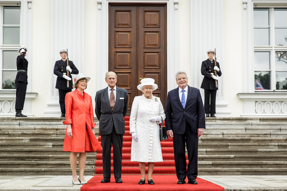 150624-Staatsbesuch-Queen-0-D-Begruessung